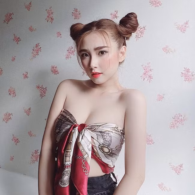 Làn da trắng giúp Thanh Mèo nổi bần bật ở mỗi khung hình.