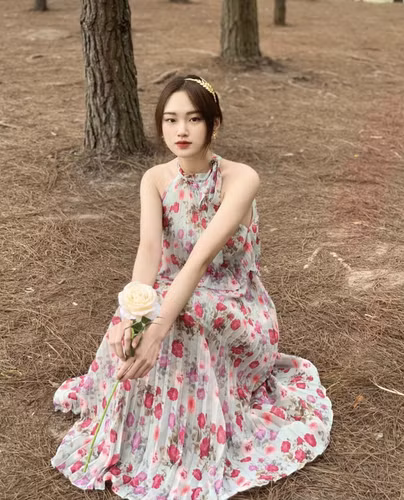 Trước khi nổi lên với đoạn clip so sánh ngoại hình với hoàng hậu Nam Phương, Châu Giang đã là một TikToker có lượt tương tác tương đối ổn định.