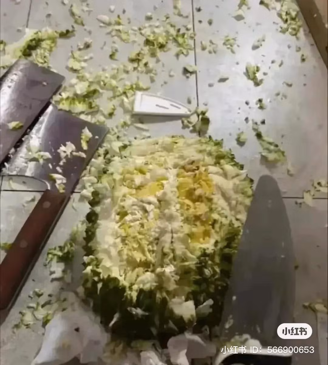 Mới đây trên mạng, đoạn clip được cho là ở nước ngoài ghi lại cảnh bổ sầu riêng chẳng giống ai thu hút được sự chú ý lớn của netizen.