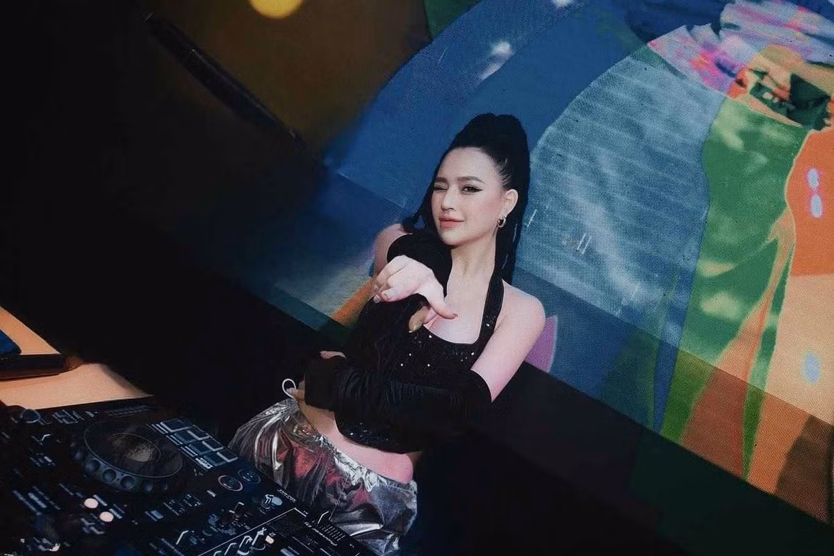 DJ Tít tên thật là Trần Thị Thủy Tiên, từng gây chú ý khi góp mặt trong chương trình The Remix 2016. Thời điểm đó, người đẹp sinh năm 1994 cùng đội với JustaTee, BigDaddy, producer Onionn và biên đạo Hà Lê.