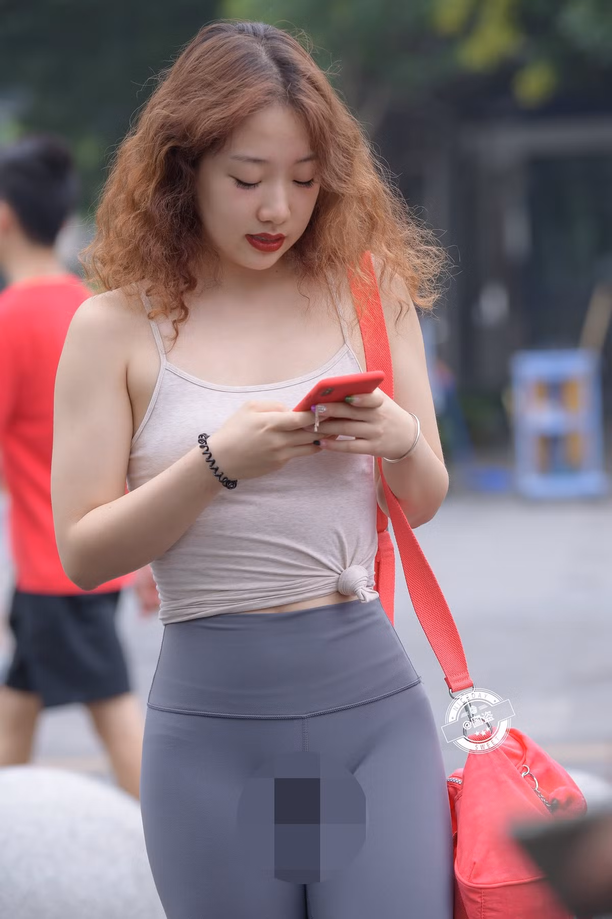 Nhiều cô gái vì chọn trang phục chưa phù hợp, vô tình "toả sáng" trên đường phố mà không hay biết.