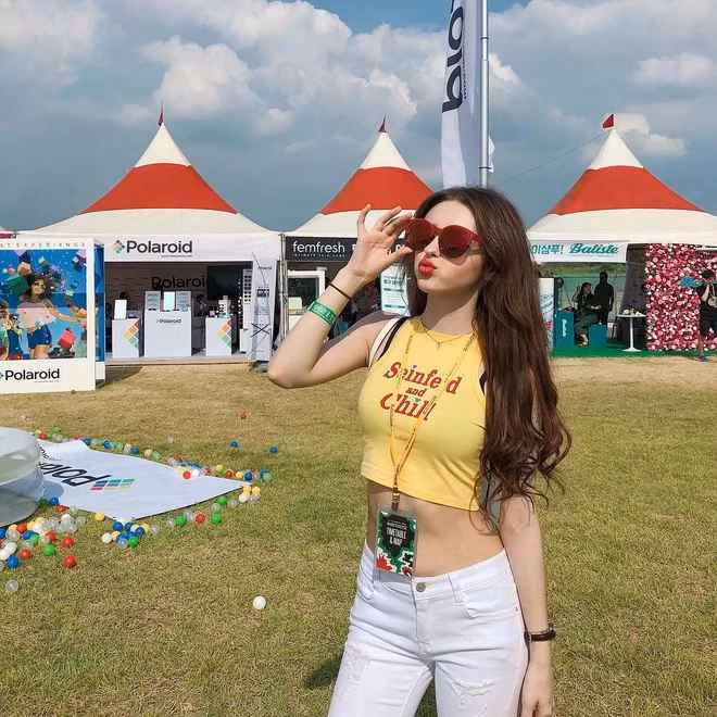 Mặc dù không gia nhập làng giải trí nhưng Elina vẫn có rất đông người hâm mộ.