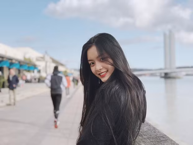 Nguyễn Tố Anh là cựu học sinh trường THPT chuyên Trần Phú, Hải Phòng – nổi tiếng trên mạng sau tấm ảnh mặc áo dài trong lễ bế giảng.