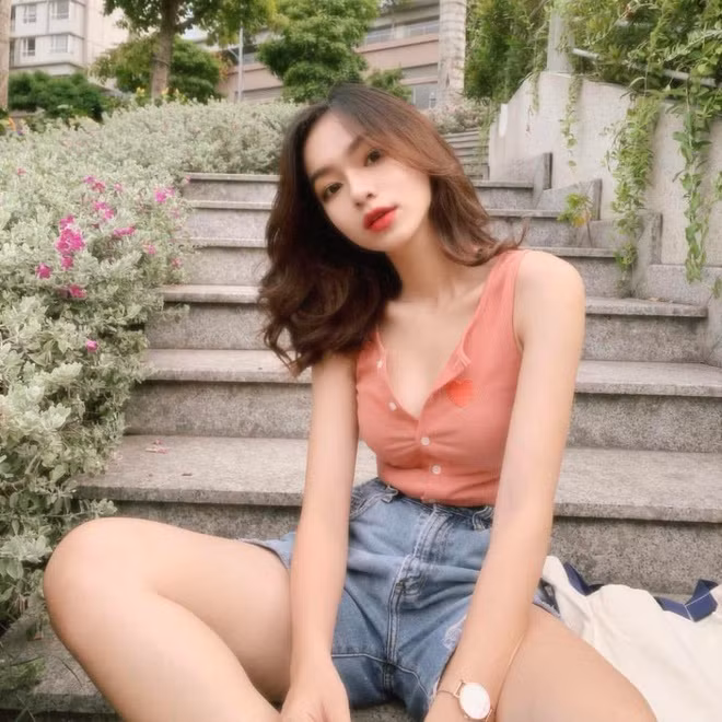 Sở hữu gương mặt xinh xắn cùng số đo ba vòng 77-62-85, Nhã Ca thường xuyên chọn những bộ cánh gợi cảm, quyến rũ.