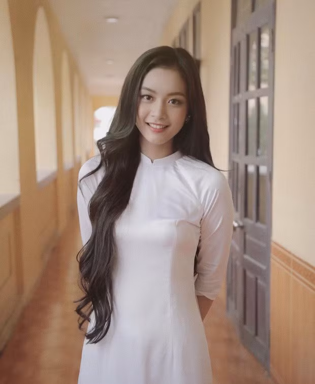 Tố Anh có gương mặt và thần thái của một hoa khôi nhưng hot girl Instagram này khẳng định bản thân chưa từng tham gia kỳ thi nhan sắc nào của trường.