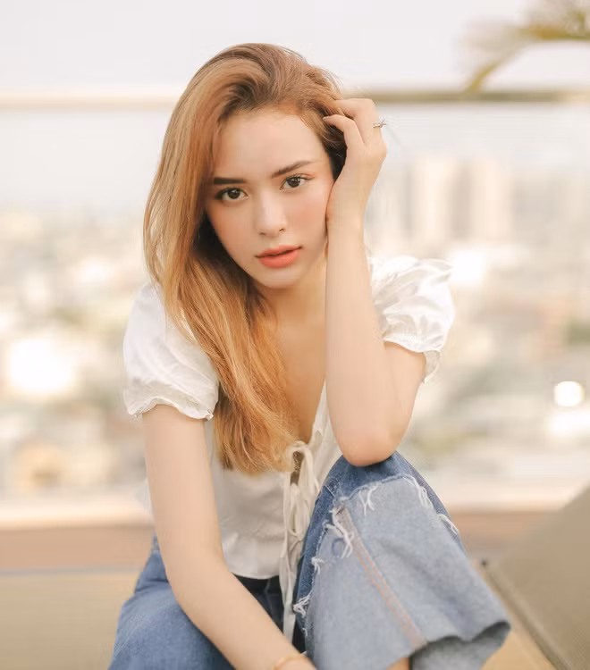 Khánh Uyên từng chia sẻ ước mơ trở thành diễn viên chuyên nghiệp. “Từ nhỏ mình đã rất ngưỡng mộ các diễn viên. Càng lớn, niềm yêu thích đó càng ngấm vào mình nhiều hơn”.