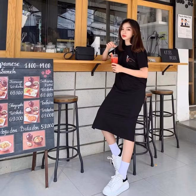 Trần Nhã Ca là hot girl Việt mới toanh trên Instagram. Cô nàng được biết đến với vai trò người mẫu ảnh, chủ cửa hàng thời trang khá có tiếng với giới trẻ Sài Thành.