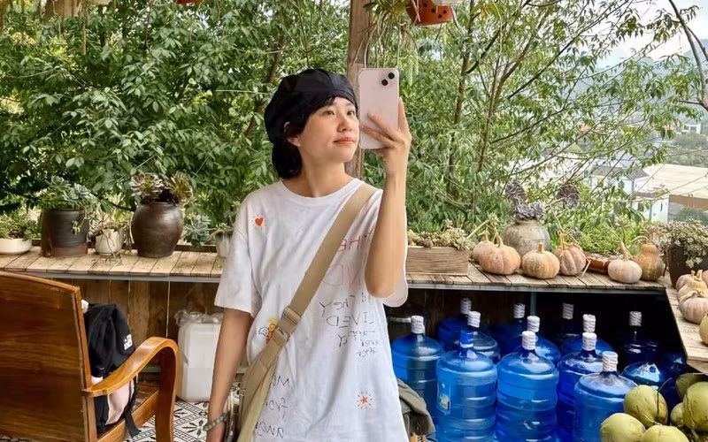Nhật Lệ cho biết thêm biết thái độ của Quang Linh sau khi cô nàng nhắn tin kể chuyện thì lại rất... dửng dưng, không rep tin nhắn luôn! Đúng kiểu thái độ "chị em cây khế" mà rất nhiều gia đình thường gặp.