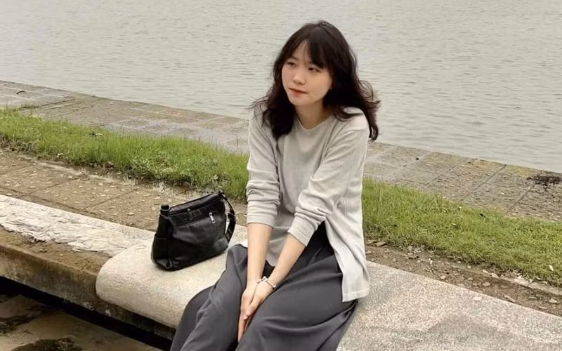Bây giờ làm sao để mắng nó mà không bị fan Linh mắng lại bây giờ ? Chửi theo kiểu học thức hay sao? Hay mắng bằng tiếng Nhật? Giờ chị em mà trêu không được trêu, khịa không được khịa". Chị gái Quang Linh Vlogs nói thêm.