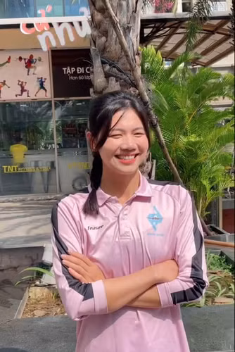"Bữa giờ trên tiktok mọi người đồn nhiều là Viên đi sửa mũi. Viên xin đính chính Viên không có sửa nha. Mũi thật, mũi hơi bị to", Ánh Viên nói bằng ngữ điệu hài hước, vui vẻ.