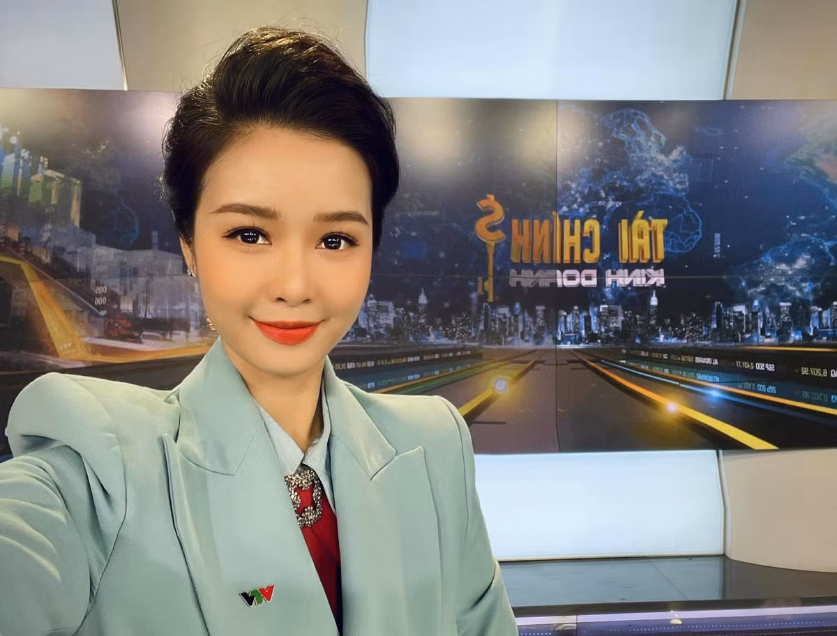 Khi lên sóng nghiêm túc, chuyên nghiệp thì lúc "xả vai" trở về với đời thường, Minh Hằng vẫn vô cùng trẻ trung dù đã ngoài 30 tuổi. Thậm chí cô còn được đồng nghiệp nhận xét là "Đẹp hơn cả sao Hàn, Hằng mà sang Hàn là các công ty đua nhau mời làm diễn viên độc quyền".