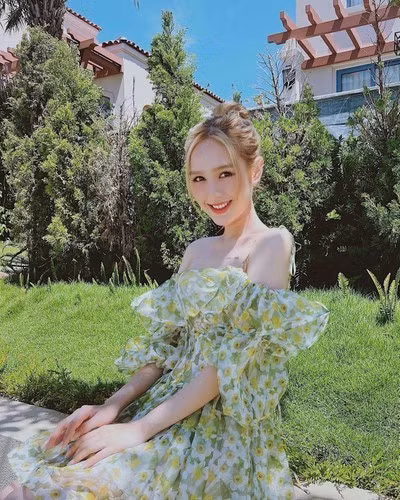 Nếu thường xuyên theo dõi Xoài Non có thể thấy bà xã Xemesis cũng nhiều lần tự công khai mặt mộc, camera thường để chứng minh những đường nét tự nhiên.