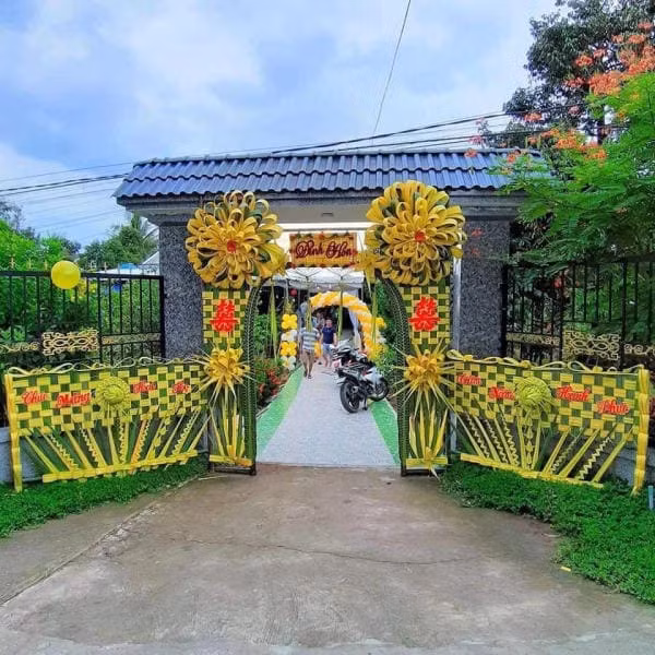 Được biết, giá trị của những chiếc cổng cưới thủ công này cũng không hề rẻ, một bộ cổng kết hình long phụng hoặc hoa lá cầu kỳ có thể lên đến hàng chục triệu đồng.