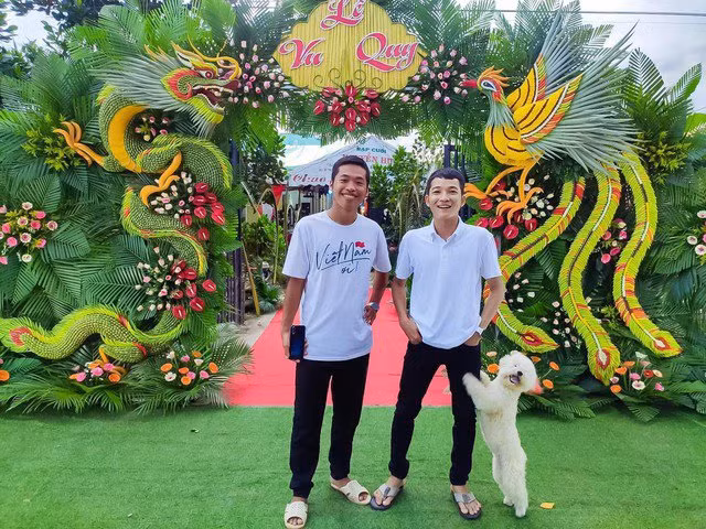 Thay vì kết cổng cưới bằng hoa hay vải lụa, bóng bay như các tỉnh thành miền Bắc. Ở miền Tây họ lại chọn chất liệu là lá dừa, lá cọ để tạo thành chiếc cổng cưới độc đáo, đẹp mắt và ý nghĩa.