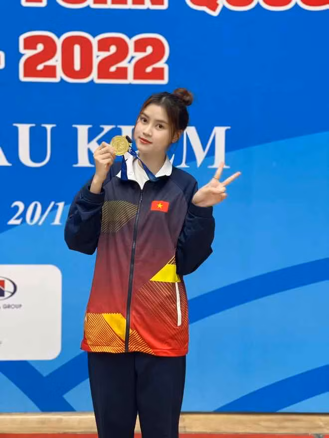 Trước khi đến với SEA Games 32, nữ VĐV đấu kiếm Gen Z đã từng tham gia tranh tài ở các giải đấu kiếm trong và ngoài nước.