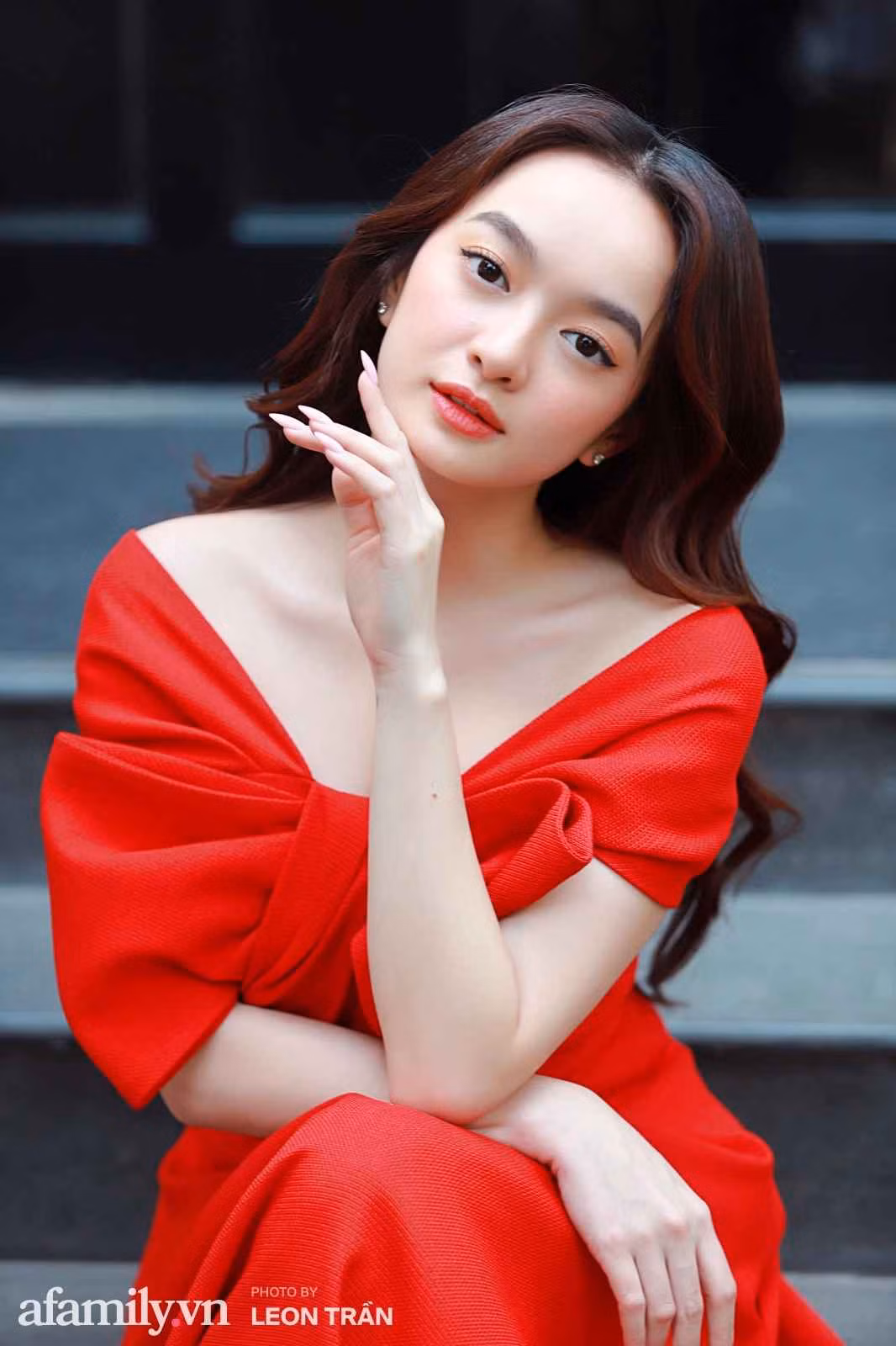 Cận cảnh làn da trắng sứ và số đo ba vòng "nghẹt thở" của mỹ nhân Em chưa 18. Ảnh: Leon Trần.