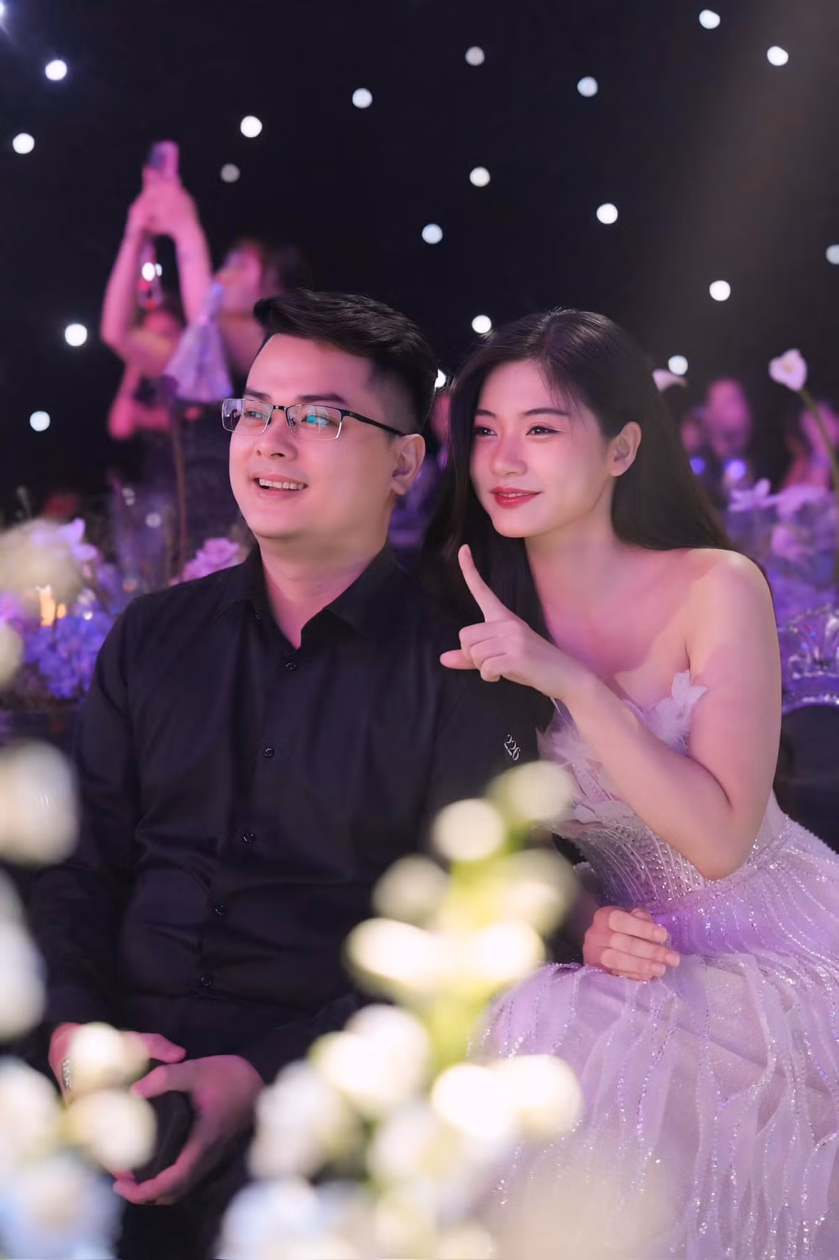 Nhìn background cầu hôn, chắc hẳn Win.D đã rất đầu tư, chuẩn bị kỹ càng cho ngày lễ trọng đại của đời mình, thể hiện sự trân trọng nửa kia và mối quan hệ của cả hai.