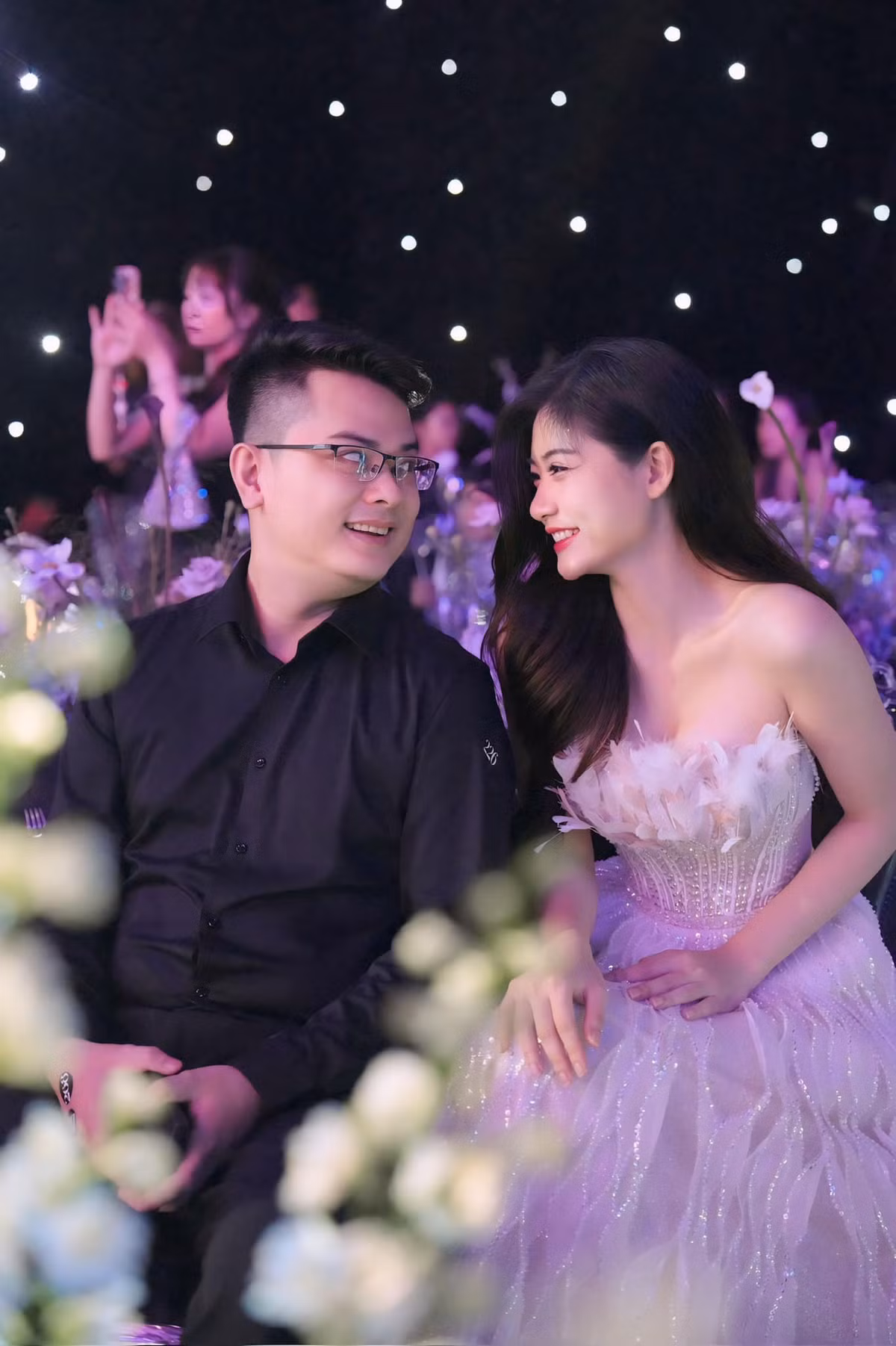 Đông đảo cộng đồng mạng, đặc biệt là fans của đôi trai tài gái sắc này đồng loạt gửi lời chúc mừng cặp đôi. Bởi, sau lần “tan” thì cả hai đã “hợp” và có cái kết đẹp sau 5 năm bên nhau.