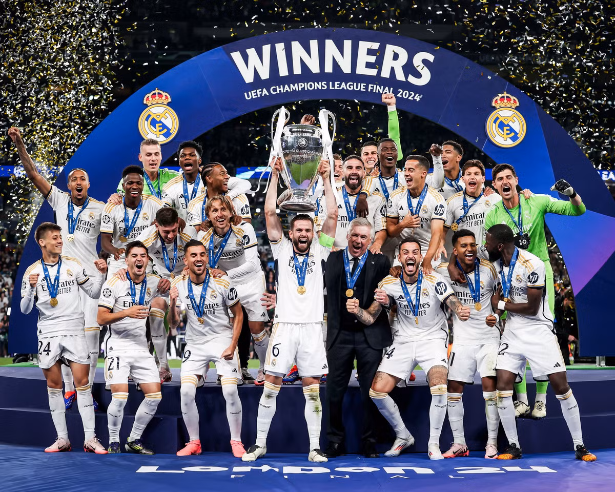 Nacho nâng cao chiếc cúp vô địch UEFA Champions League lần thứ 15 trong lịch sử Real Madrid.