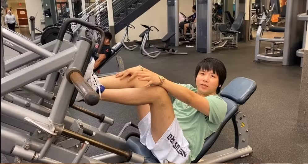 Nam YouTuber sau đó lần lượt tập thêm các phần cơ đùi và đều thực hiện thao tác khá dễ dàng. Anh dự kiến chỉ cần khoảng 1 năm là có thể đi lại như người bình thường, thậm chí chạy nhảy, đá bóng không thành vấn đề.