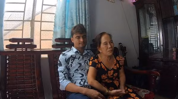 Sau hơn 2 tháng bất ngờ nổi tiếng, dù chịu không ít điều tiếng từ dân mạng đến mức phải nhập viện truyền nước thì cặp đôi đũa lệch vợ già chồng trẻ vẫn cho thấy tình yêu mặn nồng, luôn sẻ chia những khoảnh khắc ngọt ngào trên trang cá nhân.