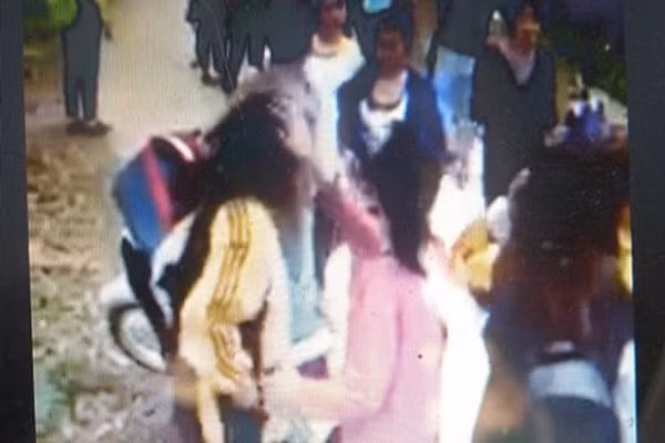 Cong an vao cuoc vu 4 nu sinh Lang Son danh nhau