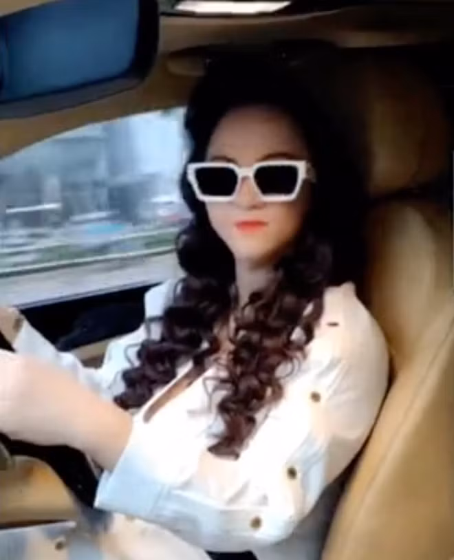 Xuất hiện trong video, bà Phương Hằng ăn diện đúng chuẩn doanh nhân thành đạt, tự tay điều khiển xế hộp bạc tỷ. Bà cũng không quên mang theo phụ kiện là một chiếc kính râm siêu cool.