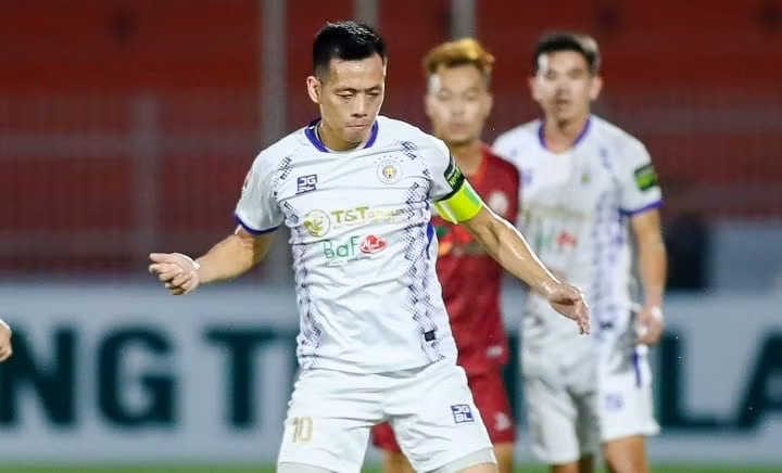 Sau trận đấu giữa CLB Bình Định và Hà Nội FC (vòng 7 V-League), tiền đạo Nguyễn Văn Quyết phản ứng với trợ lý trọng tài Nguyễn Lê Nguyên Thành. Trọng tài chính Nguyễn Mạnh Hải lập tức rút thẻ đỏ khi nhận thấy phản ứng đi quá giới hạn của đương kim Quả bóng Vàng.