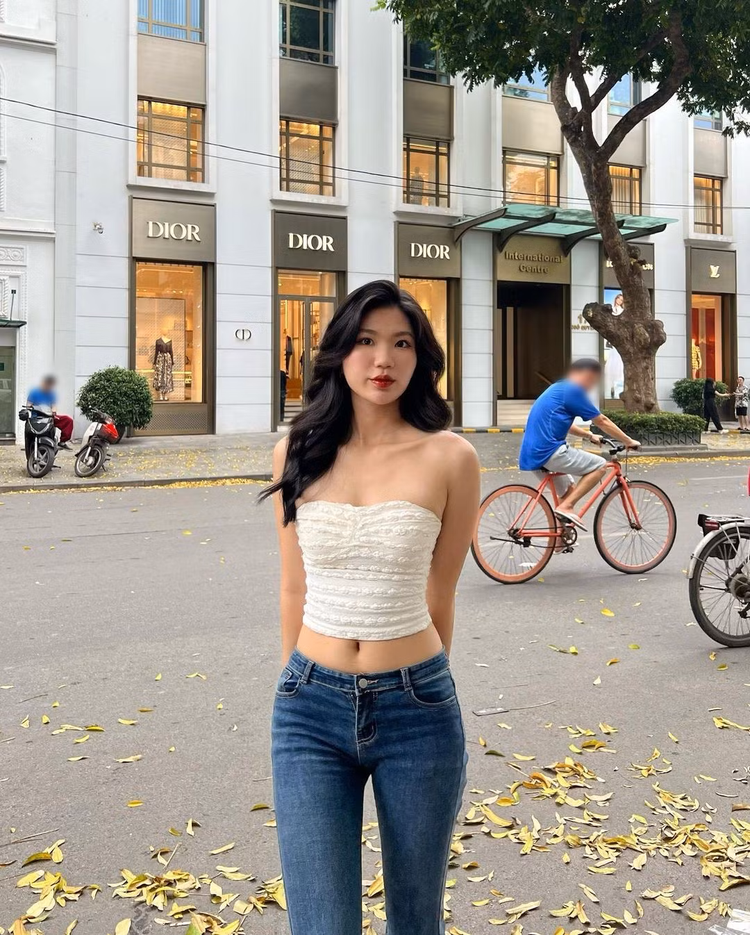 Trên một hội nhóm mạng xã hội, dưới phần bình luận, nhiều người cũng nhanh chóng nhận ra cô gái trong hình là Trang Bea (Tên thật là Đinh Kiều Trang, sinh năm 2000, tại Hà Nội).