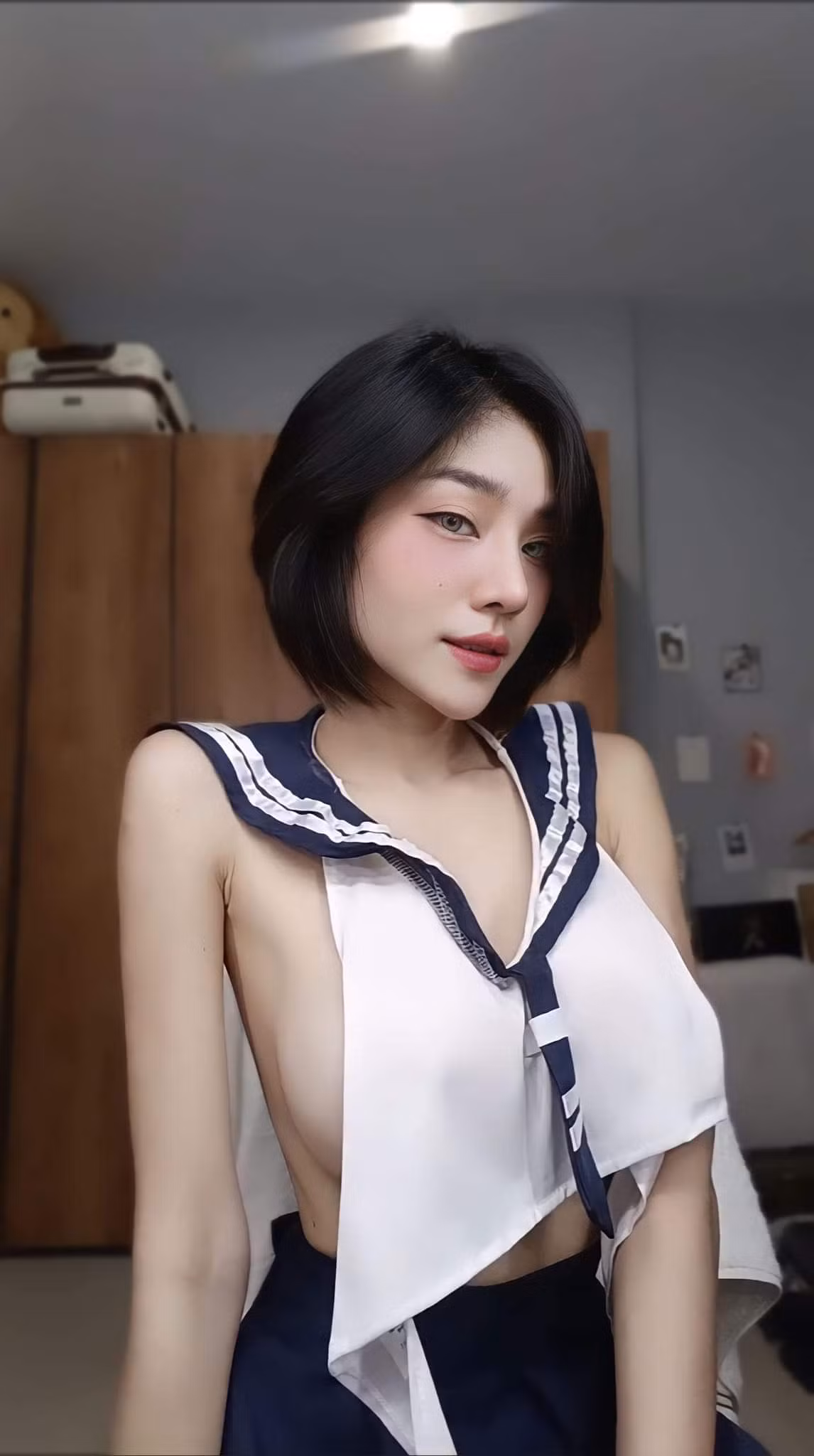 Trang phục của Warunee Punsin bị đa số mọi người đánh giá là phản cảm.