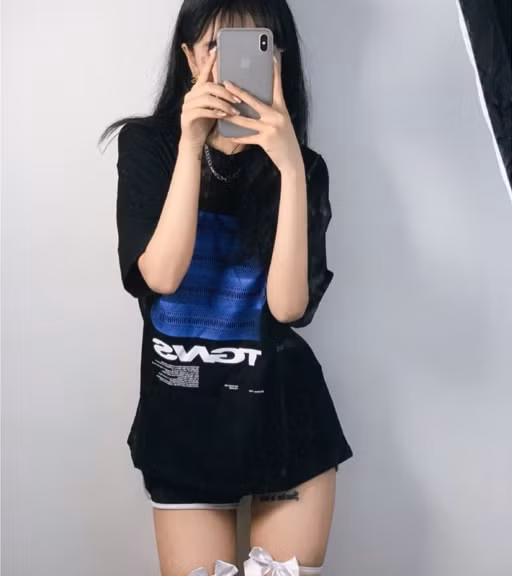 Mộc Lâm Tiểu Nhã thường chia sẻ những bức ảnh với trang phục, phong cách thời trang hàng ngày của mình trên Douyin và Weibo thu hút nhiều người hâm mộ.
