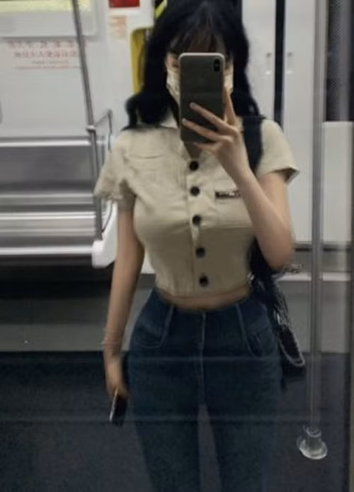 Chỉ sau vài cái clip chuột, danh tính của gái xinh trên đã lộ diện. Đó là hot Tiktoker người Trung Quốc Mộc Lâm Tiểu Nhã năm nay 21 tuổi, cô nàng sở hữu gương mặt xinh như búp bê và thân hình chữ S cực kỳ bắt mắt.