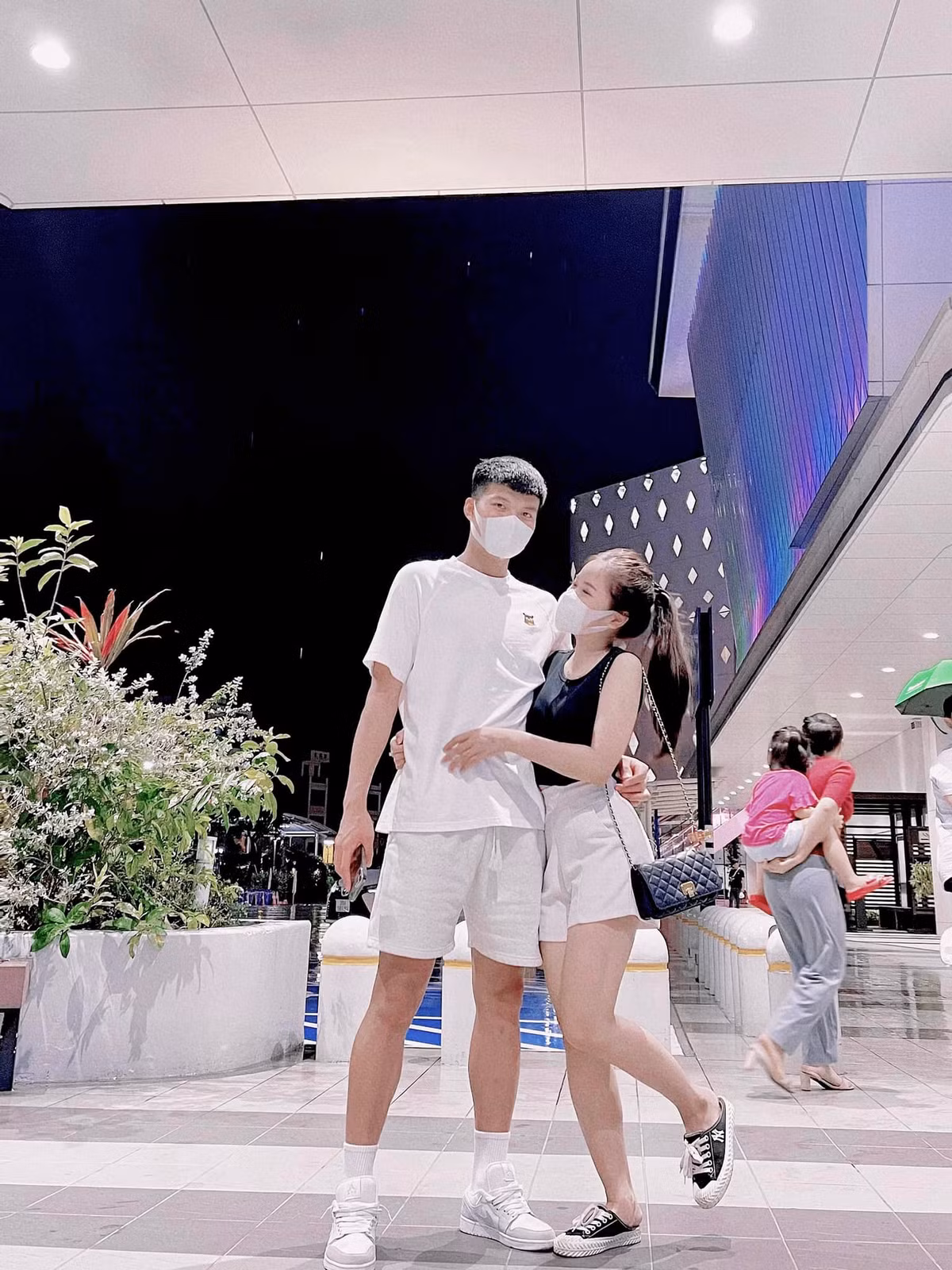 Văn Tùng thường đăng tải những bức ảnh chụp cùng bạn gái và không ngại dành nhiều câu từ ngọt ngào để nói về nàng.