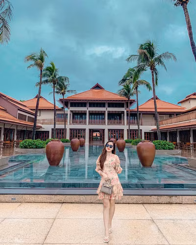 Và khi cần "lên đồ" thì bóng hồng bên cạnh Văn Tùng vẫn dễ dàng khiến dân tình điêu đứng nhờ vẻ đẹp ngọt ngào trong những bộ cánh dịu dàng, sang chảnh.