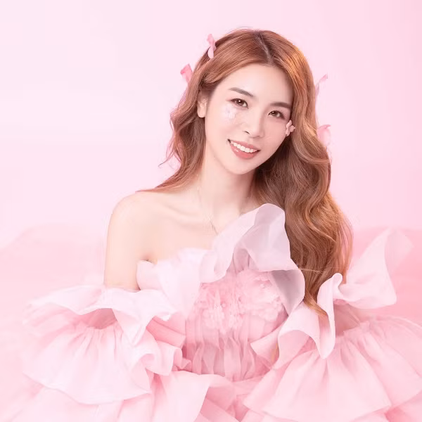 Nhưng thực tế, Hương Nổi đã lên tiếng đính chính rằng việc mình đã có một đời chồng và hai con, vì hôn nhân không hạnh phúc nên ly hôn, cô không hề giấu diếm, thậm chí còn nhiều lần kể lại trên livestream cá nhân.