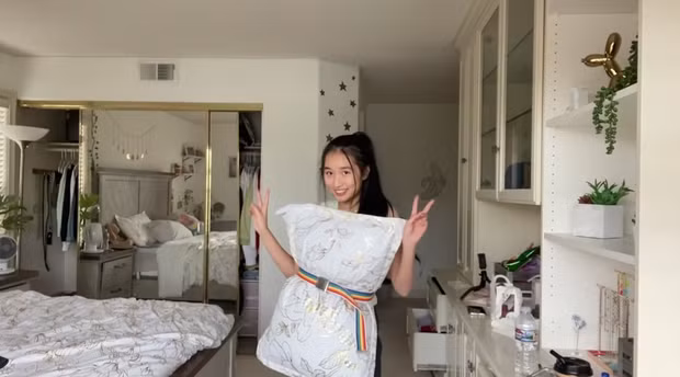 Nội dung của thử thách mạng xã hội của Jenny Huỳnh há đơn giản, chỉ là biến những chiếc gối của bạn trở thành một bộ trang phục.