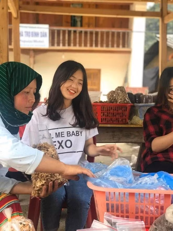 Không còn rụt rè, ngại ống kính máy ảnh, em gái bán lê nổi tiếng cõi mạng hiện tại đã tự tin hơn rất nhiều, thoải mái "thả dáng" trên kênh TikTok riêng với hơn 150 nghìn người theo dõi.