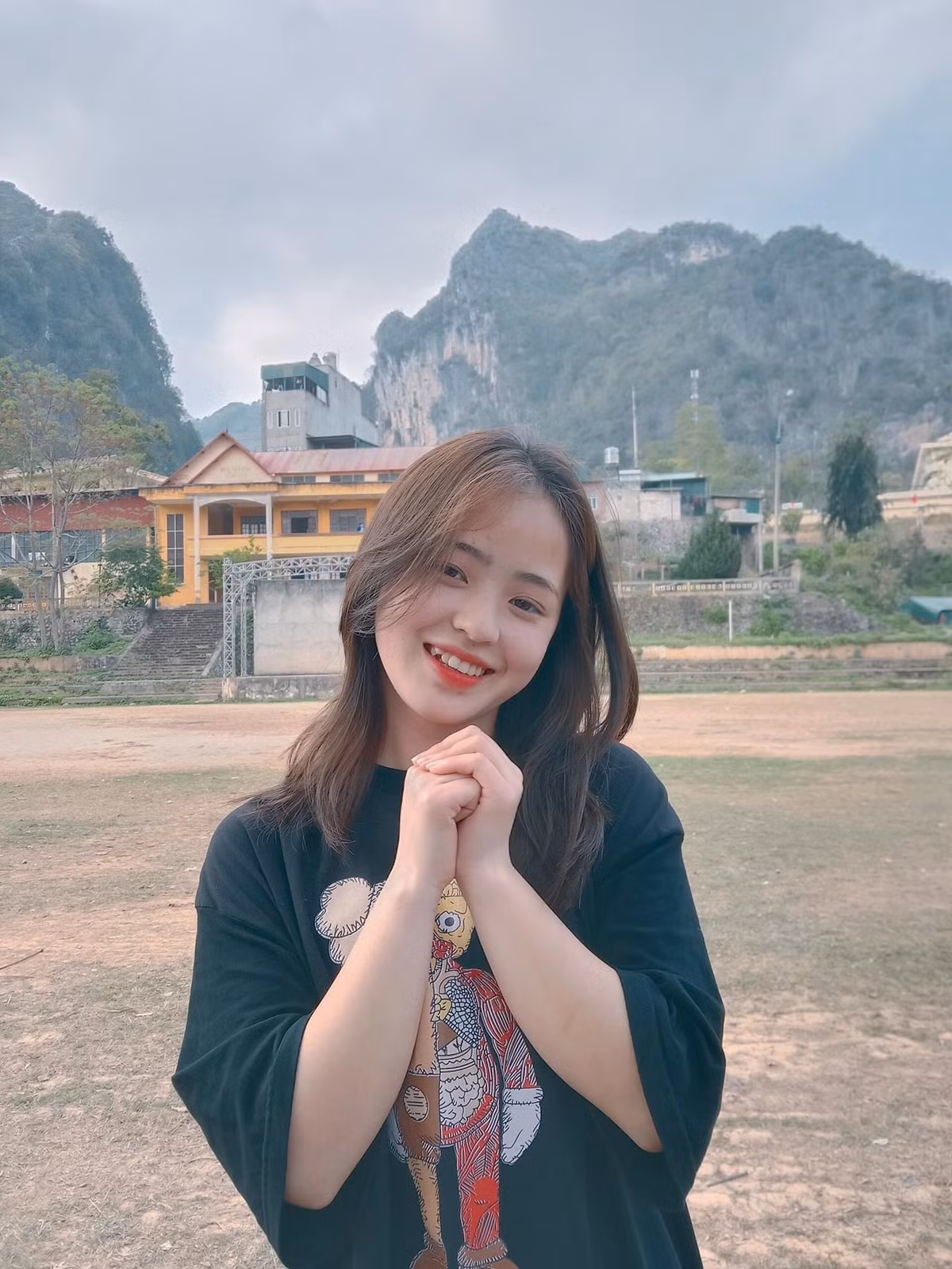 Đến nay, đã 4 năm trôi qua, Vàng Thị Sinh ngày càng biết chăm chút cho ngoại hình và điểm thay đổi lớn nhất có lẽ chính là phong cách ăn mặc. Không chỉ mặc áo phông, quần bò kín đáo, cô bạn cũng thử qua rất nhiều kiểu thời trang khác nhau từ váy dài điệu đà, áo hoodie cá tính hay các trang phục khoe dáng như váy xẻ tà, áo trễ vai.