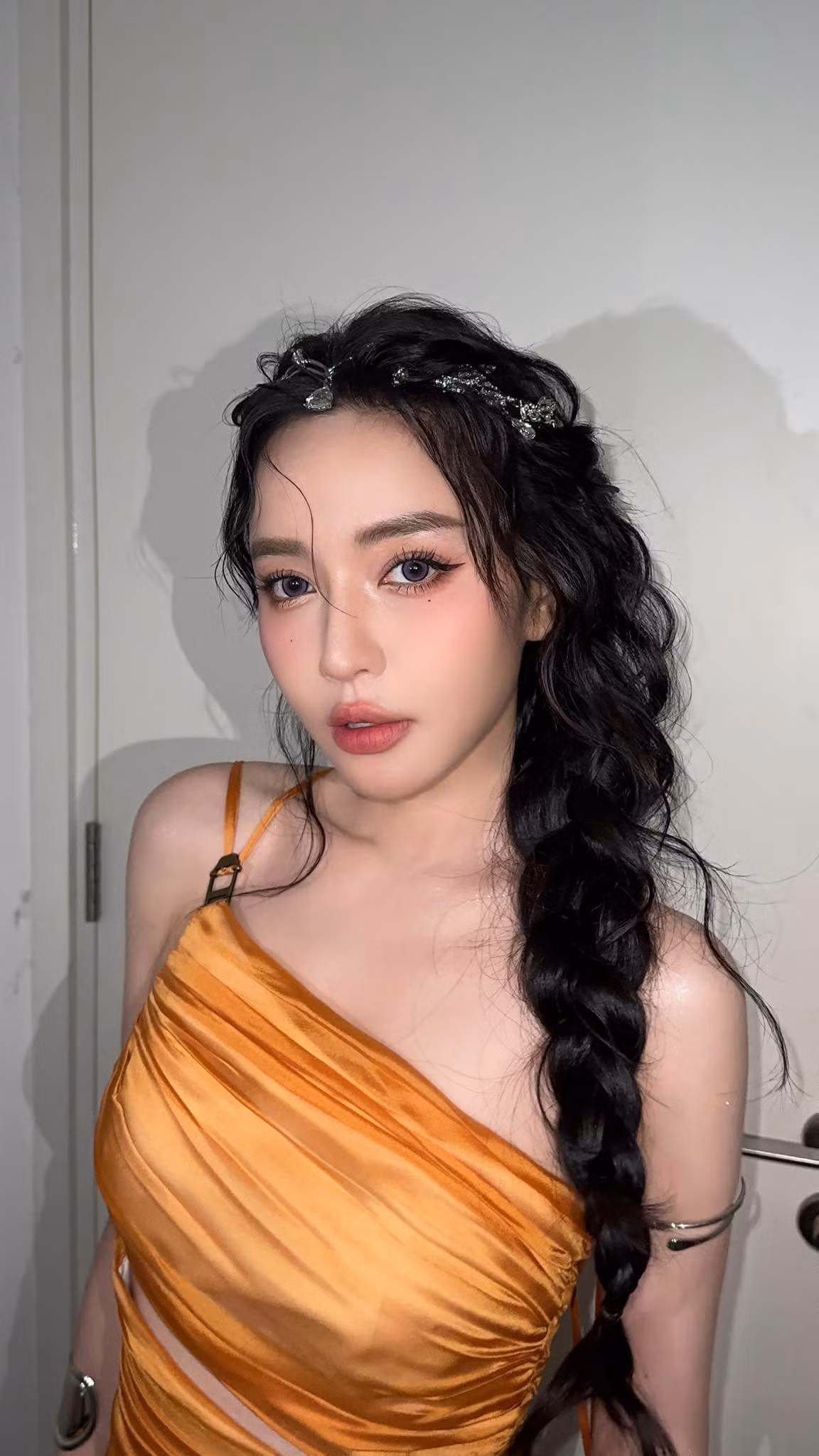 Bích Phương từng để lộ khoảnh khắc vừa ký tặng fan vừa... cày game khiến netizen vô cùng thích thú vì hoá ra, ca sĩ thì cũng mê game mà thôi.