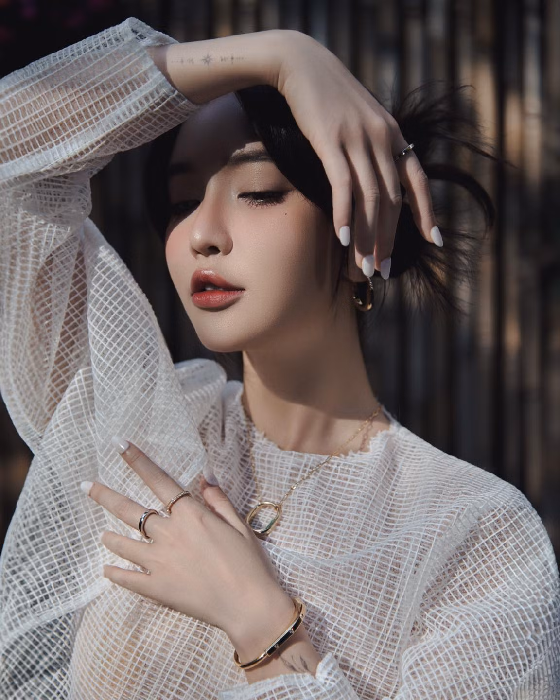 Nói về công ty mới, Bích Phương chia sẻ cái tên Bonghoaday được lấy ý tưởng từ chú mèo có tên Bông Hoa của cô: “Mỗi lần nhìn thấy Bông Hoa, tôi rất vui. Bông Hoa là điều đẹp đẽ, tươi tắn và đầy sức sống. Cách gọi ‘Bông Hoa Đây’ cũng là cách nói chuyện của tôi, có gì đó dễ thương. Khi tôi hỏi mọi người rằng đặt tên công ty là Bông Hoa Đây có sao không, mọi người nói nó rất Bích Phương và không sao cả, nên tôi tự tin dùng luôn”.