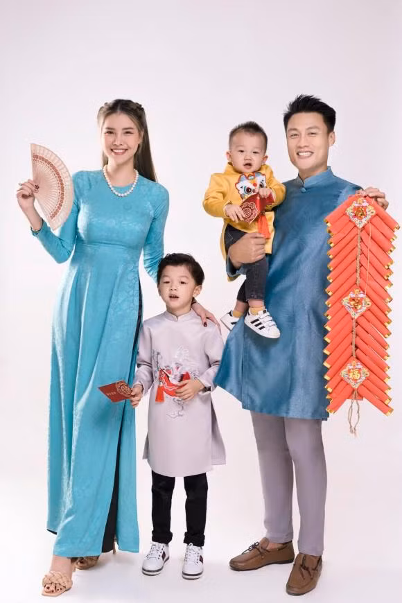 Đến nay, cặp đôi trai tài gái sắc này có với nhau hai nhóc tì kháu khỉnh và một cơ ngơi bề thế vững vàng.