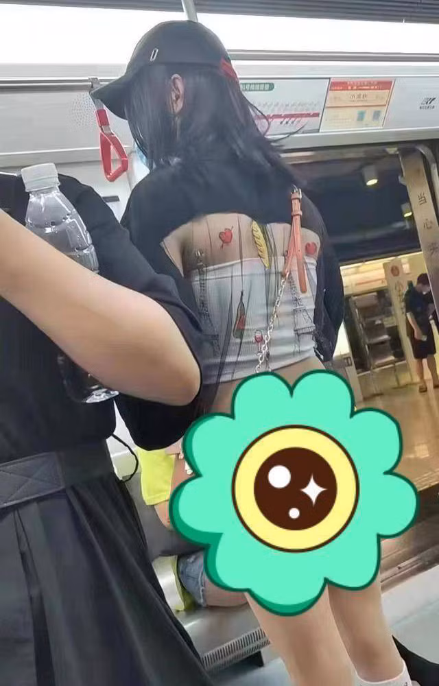 Mac phan cam tren tau dien, co gai gay ngao ngan