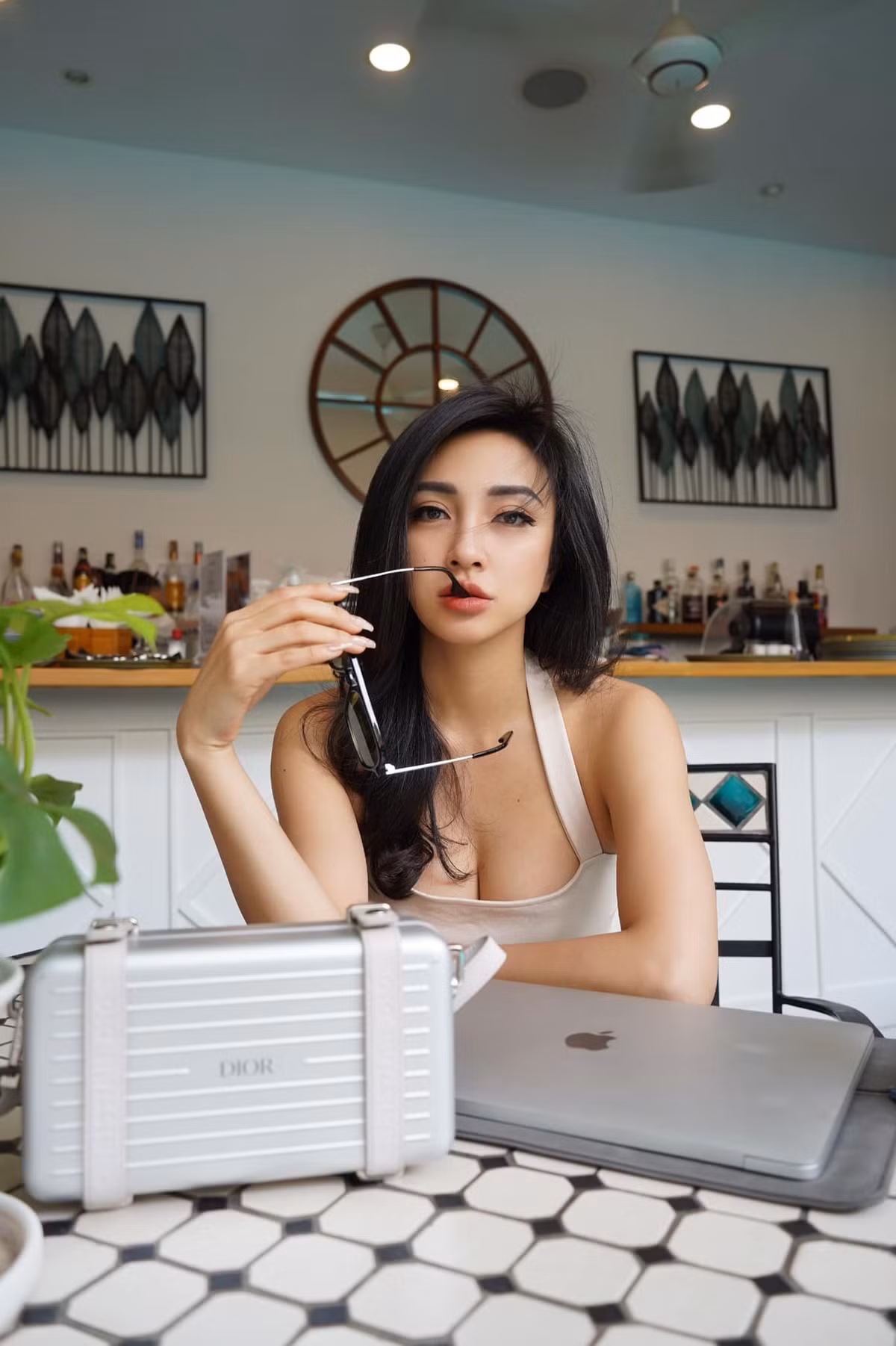 Jessie cũng chia sẻ bản thân có rất nhiều hoạt động kinh doanh, đầu tư cả bất động sản và chứng khoán hay thậm chí là kinh doanh xe cộ. Có thể, chính những tháng năm kinh doanh xe đã nuôi dưỡng niềm yêu thích vô bờ dành riêng tốc độ.