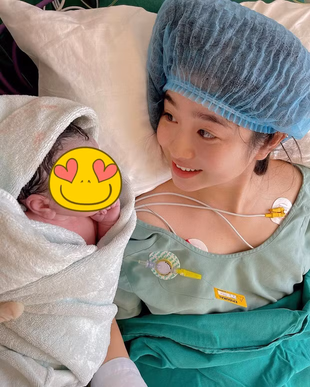 Vừa chính thức lên chức mẹ 2 con chiều 23/11, Nam Thương đã kịp chứng minh mình xứng đáng là mẹ bỉm sữa xinh nhất thiên hạ.