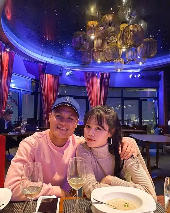 Từ "mối tình năm 17 tuổi" với Nhật Lê, Quang Hải bỗng trở thành chàng cầu thủ đào hoa sau khi liên tiếp vướng tin đồn tình ái. Mới đây, anh chàng công khai bạn gái mới sau khi chia tay bạn gái cũ chưa lâu.