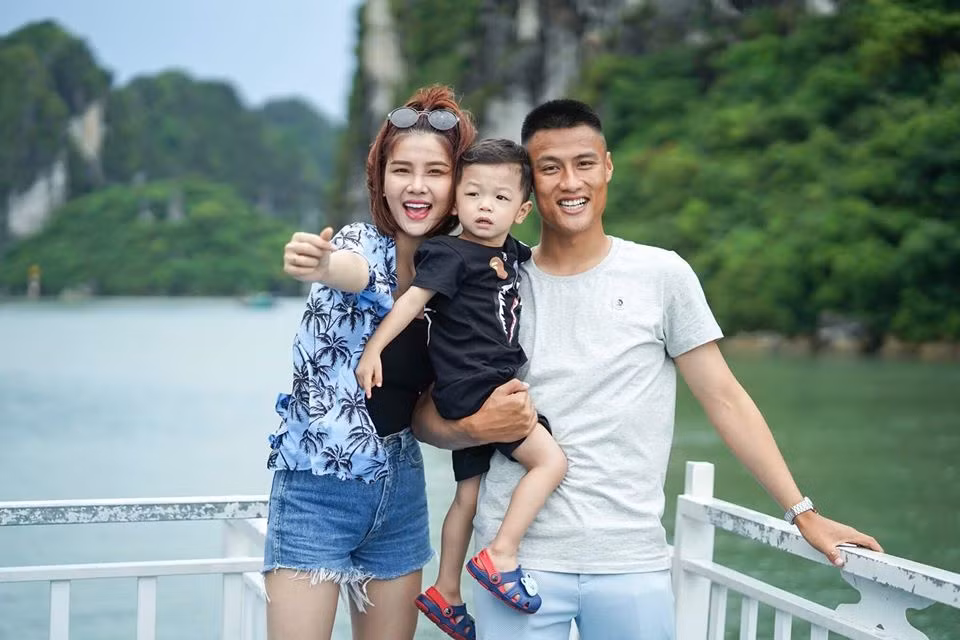 Trước khi yên bề gia thất với người mẫu Kỳ Hân, Mạc Hồng Quân từng là một cầu thủ nức tiếng đào hoa. Danh sách những người tình của anh dài dằng dặc, toàn là những người mẫu, diễn viên, hotgirl xinh đẹp.