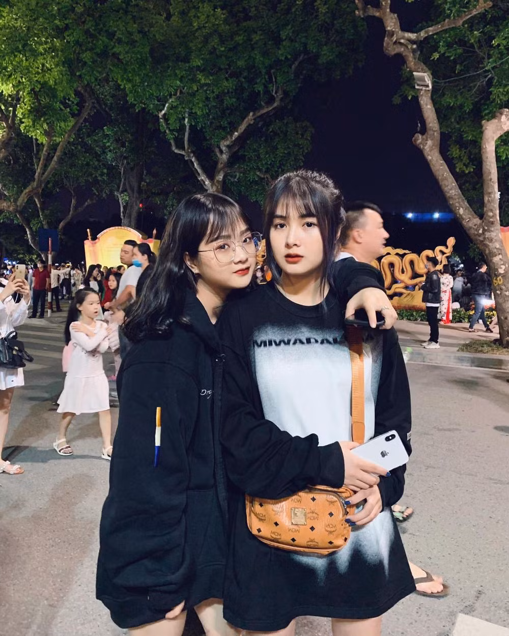 Gấm Kami tên đầy đủ là Ma Thị Hồng Gấm, là người dân tộc Tày. Cô nàng sinh năm 2000 hiện đang hoạt động năng nổ trong giới streamer cũng như là một TikToker nổi tiếng. Hot girl 10X hiện đang là sinh viên trường Đại học Luật Hà Nội.