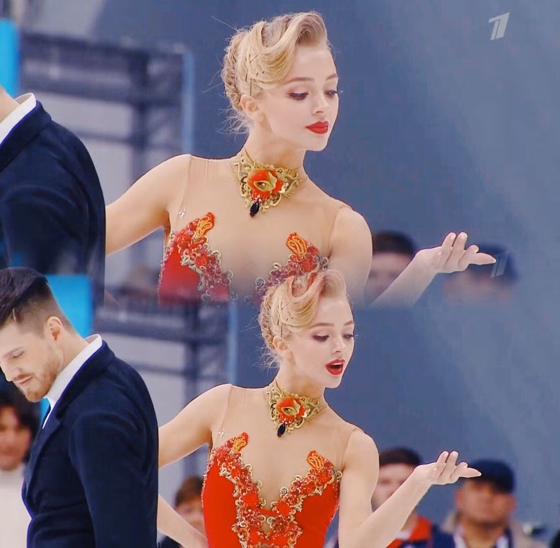 Alexandra Stepanova sinh năm 1995 tại Saint-Peterburg, Nga. Cô là vận động viên trượt băng chuyên nghiệp.