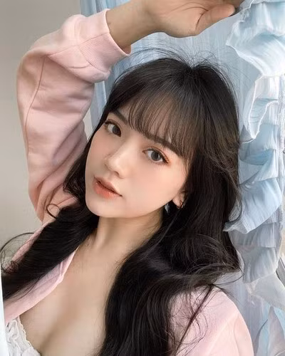 Về phía Bảo Hân, cô nàng cũng khá thoải mái và mở lòng khi nói chuyện với Dev Nguyễn. Được biết, cả hai đã biết nhau từ trước nhưng đến hiện tại mới trò chuyện thân thiết hơn.