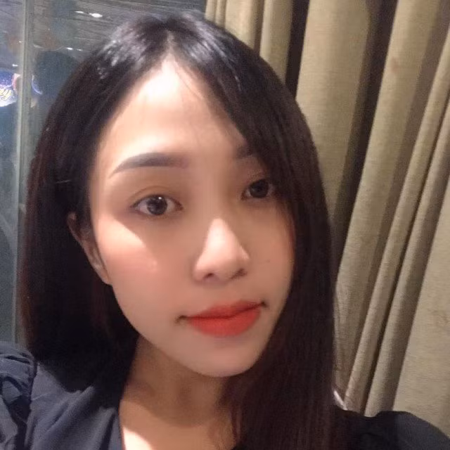 Mới đây, dân mạng thích thú tìm ra trong một clip ngắn, bà Phương Hằng vẫy gọi nhân viên của mình vào, yêu cầu cô cởi khẩu trang ra để các "fan" của bà có thể chiêm ngưỡng dung nhan.
